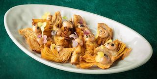 Alcachofas fritas con emulsión de ajo negro fermentado