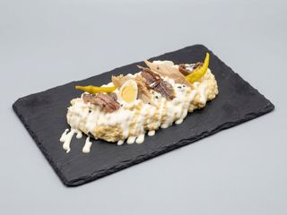 Ensaladilla rusa con ventresca de bonito y anchoas