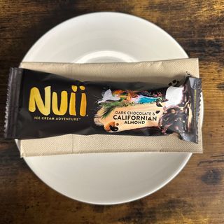Nuii chocolate negro con almendras