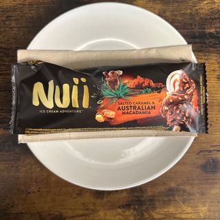 Nuii caramelo salado y nueces de macadamia