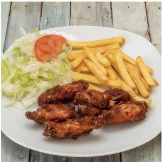 Alitas de pollo (ración) + ensalada + patatas + bebida