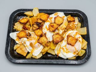 Huevos rotos con pulpo al ajillo