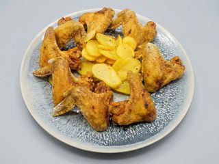 Alitas de pollo con patatas (ración)