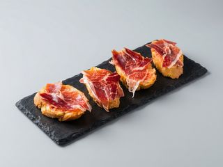 Jamón ibérico con tosta de tomate (ración)