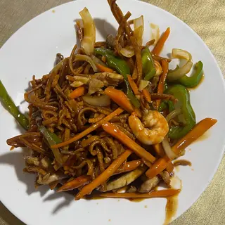 crujientes tallarines con verduras y carne