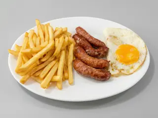 Salchichas con patatas y huevo