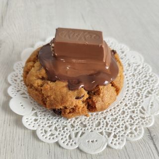 Chips con topping Nutella y Kit kat