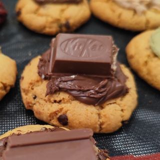 Chips con topping Nutella y Kit kat