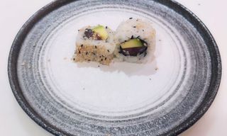 California de atún con aguacate y sésamo (8 pzs.)