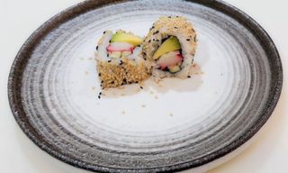 California de surimi con aguacate y sésamo (8 pzs.)