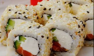 California cheese salmón y sésamo (8 pzs.)