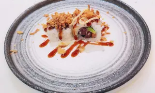 California de atún con aguacate y cebolla crujiente (8 pzs.)