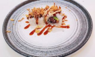 California de atún con aguacate y cebolla crujiente (8 pzs.)