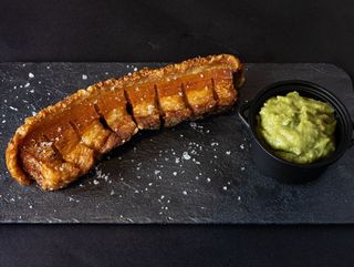 CHICHARRON CON GUACAMOLE