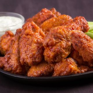 Alitas bufalo con chaufa