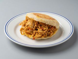Arepa de pollo mechado
