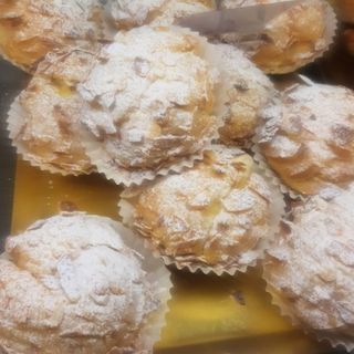 Petisu redondo con avellanas y crema Chantilly