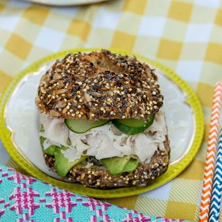 Panet de aguacate, pavo y verduras