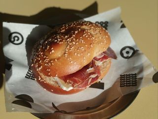 Panet de jamón ibérico y brie