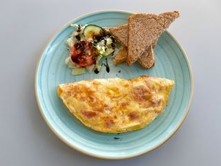 Served with chips or salad 3 egg omelett