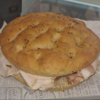 Focaccia casera rellena porchetta