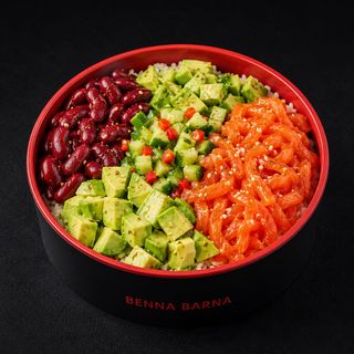 Bol de salmón y aguacate