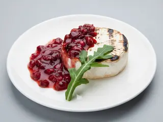 Queso a la plancha con mermelada de arandanos 