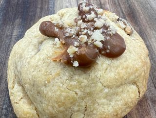 Crumbl Cookie de dulce de leche