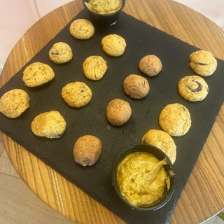 10 mini-cookies + dos salsas para dippear