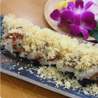 Uramaki de tempura crujiente con tempura salmón