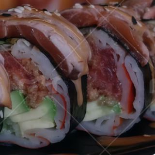 Flameado uramaki de atún con atún