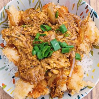 Oyakodon con langostinos empanados fritos