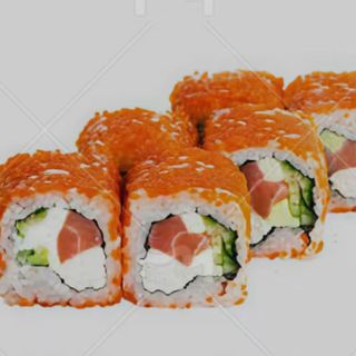 Uramaki de masago naranja con salmón