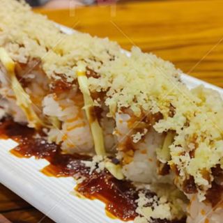 Uramaki de tempura crujiente con tempura langostinos