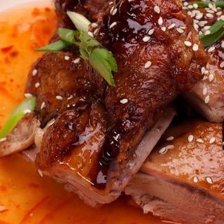 Pato con salsa dulce picante