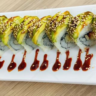 Uramaki de aguacate con tempura atún