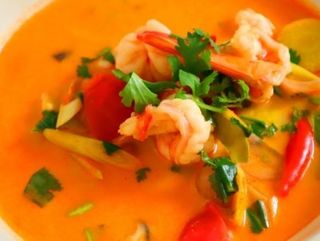 Sopa Tom yum de mariscos