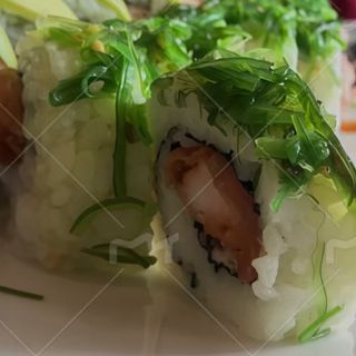 Uramaki de wakame con tempura pollo