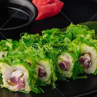 Uramaki de wakame con atún