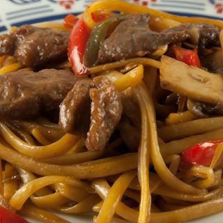 Tallarines salteado con ternera 