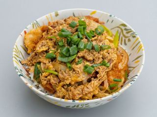Oyakodon con pechugas de pollo frito 