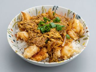 Oyakodon con langostinos empanados fritos 