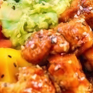 Poke bowl pollo crujiente 