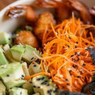 Poke bowl langostinos rebozado 