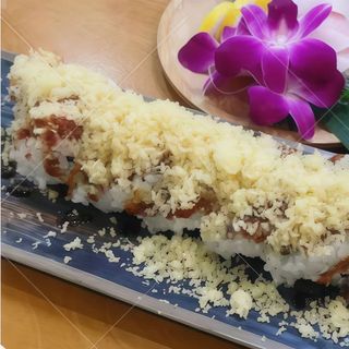Uramaki de tempura crujiente con tempura salmón 