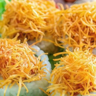 Uramaki de patata crujiente con aguacate 