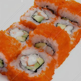 Uramaki de masago naranja con langostinos cocidos 