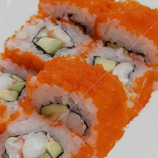 Uramaki de masago naranja con tempura langostinos 