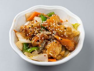 Salmon crujiente con salsa de curry tailandesa