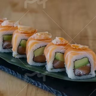 Uramaki de salmón con salmón
